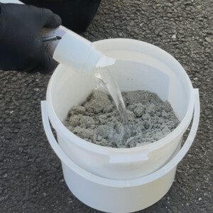 2K epoxy repair mortar for concrete, screed & floors with quartz - repair & patching 1 kg approx. RAL 7023 Concrete grey | DIPOXY